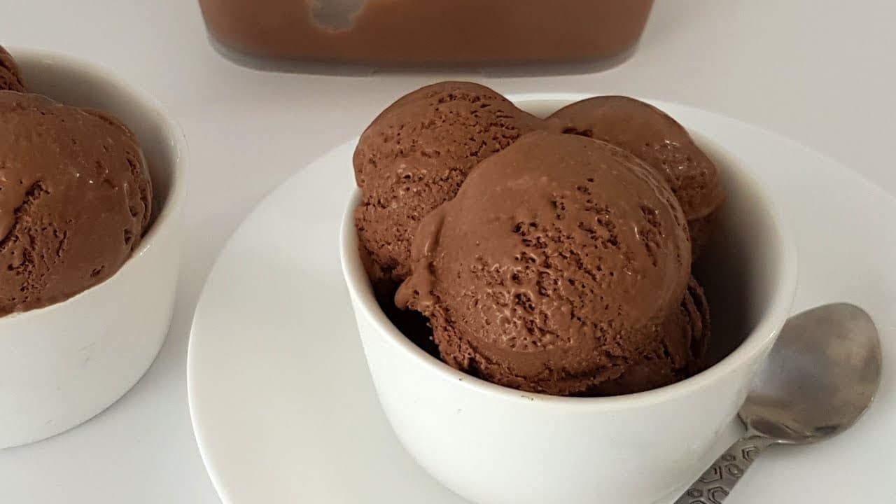 تصویر 2 از بستنی شکلاتی سنتی با بافت نرم و طعم سنتی ناب